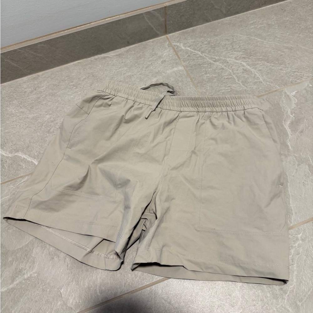 lululemon athletica Men's Beige Bowline Slim Fit Pull-On Short